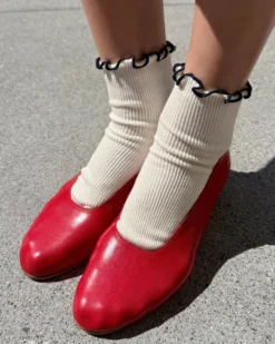 The Petite Ruffled Modal Socks - Soft White + Navy